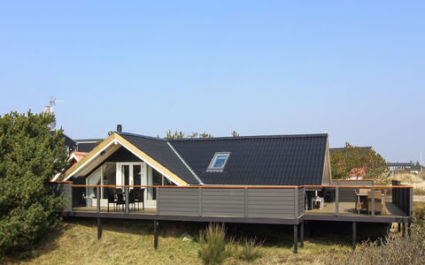 Josie - 200M from the Sea: Gras, Haus, Dach, Zuhause, Hütte, Strauch, Grundstueck, Ländliches Gebiet, Bauernhaus, Ground
