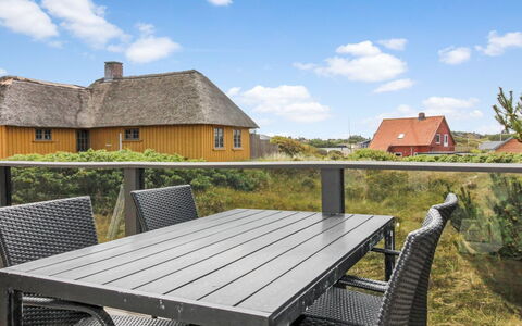 Josie - 200M from the Sea: Gras, Haus, Dach, Zuhause, Hütte, Strauch, Grundstueck, Ländliches Gebiet, Bauernhaus, Ground