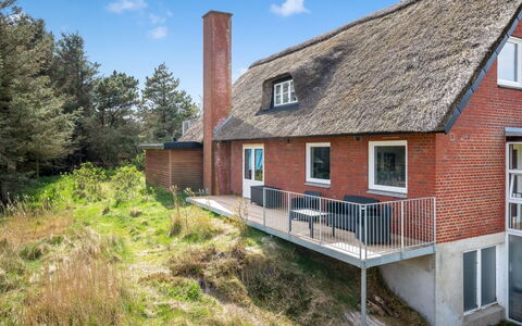 Irlin - 800M from the Sea: Dach, Haus, Grundstueck, Zuhause, Hütte, Estate, Gartenbauten, Schatten, Blockhaus, Landscaping