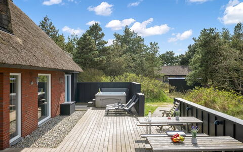 Irlin - 800M from the Sea: Dach, Haus, Grundstueck, Zuhause, Hütte, Estate, Gartenbauten, Schatten, Blockhaus, Landscaping