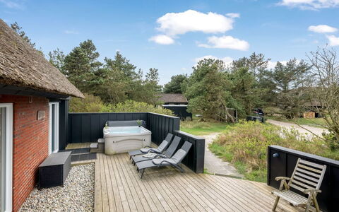 Irlin - 800M from the Sea: Dach, Haus, Grundstueck, Zuhause, Hütte, Estate, Gartenbauten, Schatten, Blockhaus, Landscaping