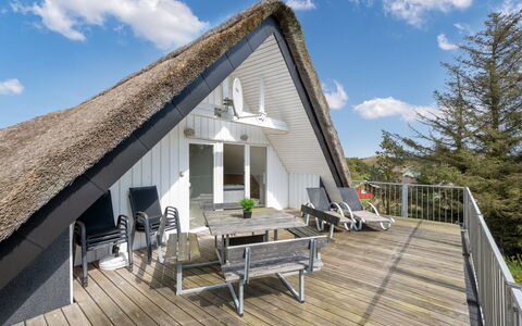 Irlin - 800M from the Sea: Dach, Haus, Grundstueck, Zuhause, Hütte, Estate, Gartenbauten, Schatten, Blockhaus, Landscaping