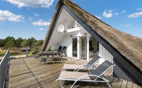 Irlin - 800M from the Sea: Dach, Haus, Grundstueck, Zuhause, Hütte, Estate, Gartenbauten, Schatten, Blockhaus, Landscaping