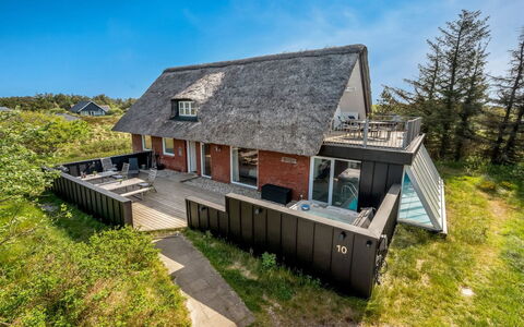 Irlin - 800M from the Sea: Dach, Haus, Grundstueck, Zuhause, Hütte, Estate, Gartenbauten, Schatten, Blockhaus, Landscaping