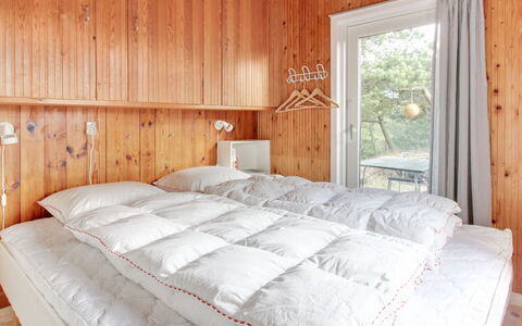 Kanutte - 400M from the Sea: Schlafzimmer, Holz, Bettdecke, Bett, Bedding, Interior Design, Möbel, Linens, Zuhause, Fussboden