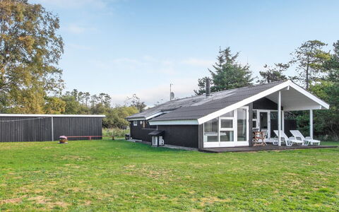 Tuulikki - 1.6Km from the Sea: Dach, Haus, Zuhause, Hütte, Abstellgleis, Estate, Auffahrt, Gartenbauten, Garten, Schuppen