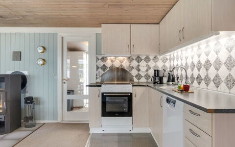 Yardila - 1.5Km from the Sea: Küche, Interior Design, Holz, Flooring, Küchengerät, Decke, Countertop, Major Appliance, Cabinetry, Fussboden