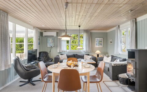 Yardila - 1.5Km from the Sea: Interior Design, Möbel, Holz, Decke, Flooring, Light Fixture, Wohnzimmer, Zuhause, Fussboden, Stuhl