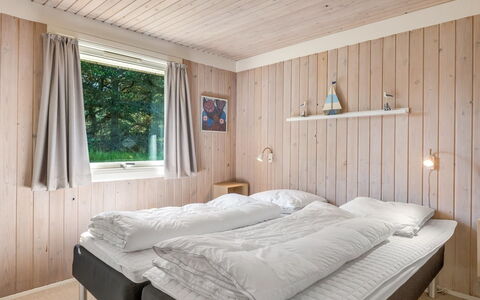 Yardila - 1.5Km from the Sea: Bett, Schlafzimmer, Bettdecke, Holz, Bedding, Interior Design, Möbel, Decke, Fussboden, Bettrahmen