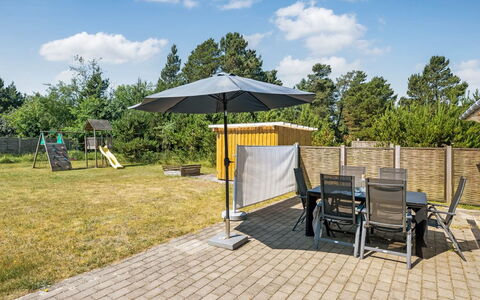 Yardila - 1.5Km from the Sea: Schatten, Grundstueck, Gartenmöbel, Möbel, Garten, Stuhl, Landscaping, Hinterhof, Regenschirm, Deck