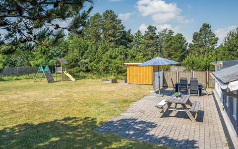 Yardila - 1.5Km from the Sea: Grundstueck, Hütte, Schatten, Landscaping, Garten, Estate, Rasen, Garten, Gartenbauten, Hinterhof