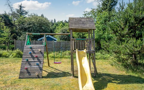 Yardila - 1.5Km from the Sea: Spielplatz Rutsche, Spielmittel, Öffentlicher Raum, Rutsche, Spielplatz, Garten, Rasen, Hinterhof, Schatten, Park