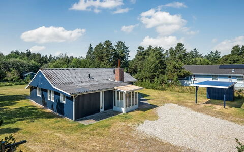 Yardila - 1.5Km from the Sea: Gebäude, Gras, Haus, Dach, Zuhause, Wohngebiet, Hütte, Einfach, Grundstueck, Estate