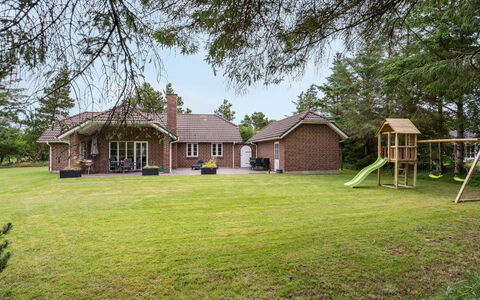 Hjalmsvider - 1Km from the Sea: Haus, Zuhause, Dach, Wohngebiet, Hütte, Estate, Bauernhaus, Rasen, Landscaping, Abstellgleis