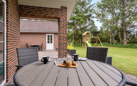 Hjalmsvider - 1Km from the Sea: Haus, Zuhause, Dach, Wohngebiet, Hütte, Estate, Bauernhaus, Rasen, Landscaping, Abstellgleis