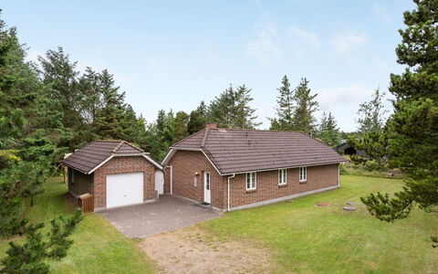 Hjalmsvider - 1Km from the Sea: Haus, Zuhause, Dach, Wohngebiet, Hütte, Estate, Bauernhaus, Rasen, Landscaping, Abstellgleis