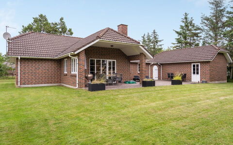 Hjalmsvider - 1Km from the Sea: Haus, Zuhause, Dach, Wohngebiet, Hütte, Estate, Bauernhaus, Rasen, Landscaping, Abstellgleis