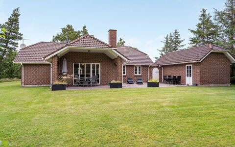 Hjalmsvider - 1Km from the Sea: Haus, Zuhause, Dach, Wohngebiet, Hütte, Estate, Bauernhaus, Rasen, Landscaping, Abstellgleis