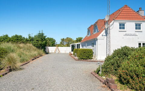 Stefan - 500M from the Sea: Haus, Dach, Zuhause, Hütte, Schuppen, Gartenbauten, Abstellgleis, Garten, Blockhaus, Hütte
