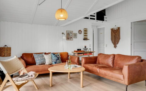 Ilsi - 1.5Km from the Sea: Holz, Flooring, Möbel, Couch, Fussboden, Interior Design, Wohnzimmer, Holzboden, Zimmer
