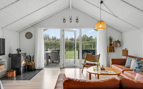 Ilsi - 1.5Km from the Sea: Holz, Decke, Möbel, Interior Design, Zuhause, Fussboden, Couch, Wohnzimmer, Hütte