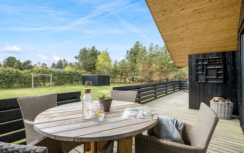 Ilsi - 1.5Km from the Sea: Holz, Grundstueck, Tisch Im Freien, Schatten, Hartholz, Hütte, Planke, Veranda, Gartenmöbel, Deck