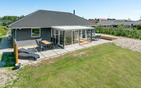 Sunna - 500M from the Sea: Haus, Dach, Zuhause, Hütte, Schuppen, Gartenbauten, Abstellgleis, Garten, Blockhaus, Hütte