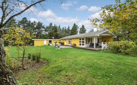 Arnelung - 1.9Km from the Sea: Strauch, Urban Design, Ground, Backstein, Wohnung, Estate, Mauerwerk, Balkon, Landscaping