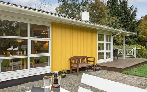 Arnelung - 1.9Km from the Sea: Strauch, Urban Design, Ground, Backstein, Wohnung, Estate, Mauerwerk, Balkon, Landscaping