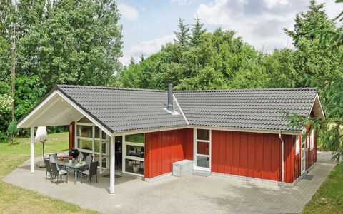 Gundel - 400M from the Sea: Hütte, Garten, Abstellgleis, Gartenbauten, Schatten, Garten, Hinterhof, Rasen, Bauernhaus, Landscaping