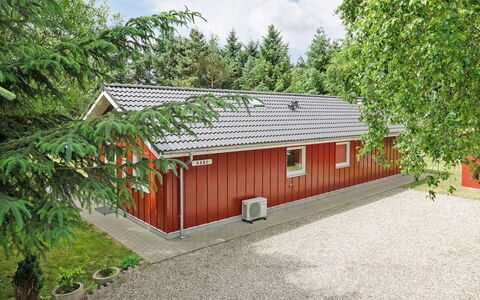 Gundel - 400M from the Sea: Hütte, Garten, Abstellgleis, Gartenbauten, Schatten, Garten, Hinterhof, Rasen, Bauernhaus, Landscaping