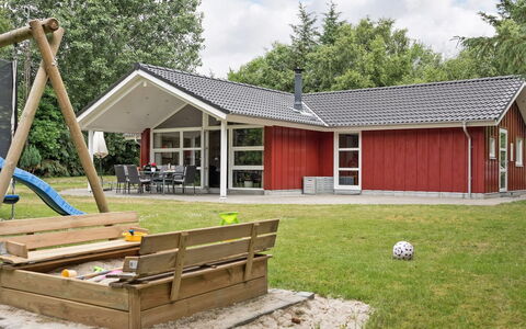 Gundel - 400M from the Sea: Hütte, Garten, Abstellgleis, Gartenbauten, Schatten, Garten, Hinterhof, Rasen, Bauernhaus, Landscaping