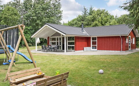 Gundel - 400M from the Sea: Hütte, Garten, Abstellgleis, Gartenbauten, Schatten, Garten, Hinterhof, Rasen, Bauernhaus, Landscaping
