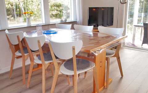Dane - 500M from the Sea: Flooring, Fussboden, Decke, Interior Design, Countertop, Küche, Cabinetry, Zimmer, Major Appliance, Light Fixture