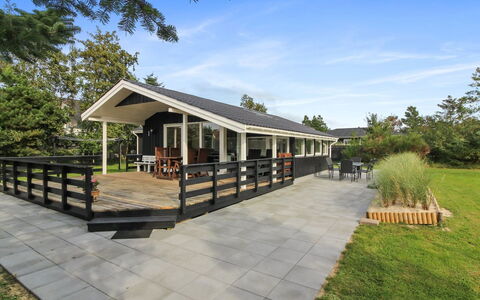 Hildegarde - 900M from the Sea: Veranda, Schatten, Hartholz, Deck, Outdoor Struktur, Planke, Design, Holzbeize, Pergola, Walkway