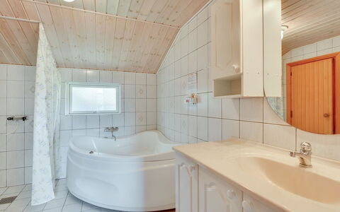 Hildegarde - 900M from the Sea: Armatur, Flooring, Interior Design, Holz, Decke, Fussboden, Badezimmer, Sinken, Bad Sink, Badewanne