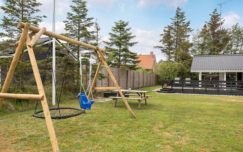 Hildegarde - 900M from the Sea: Spielmittel, Schwingen, Spielplatz, Schatten, Park, Garten, Rasen, Hinterhof, Leiter, Garten