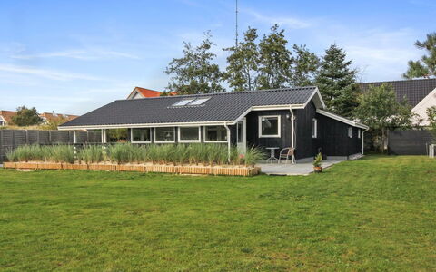 Hildegarde - 900M from the Sea: Gebäude, Dach, Haus, Zuhause, Wohngebiet, Hütte, Abstellgleis, Rasen, Estate, Bauernhaus