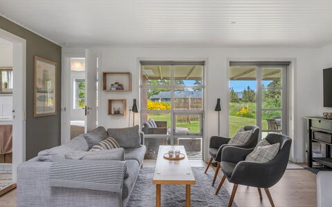 Agni - 800M from the Sea: Möbel, Couch, Interior Design, Holz, Flooring, Wohnzimmer, Decke, Fussboden, Zuhause