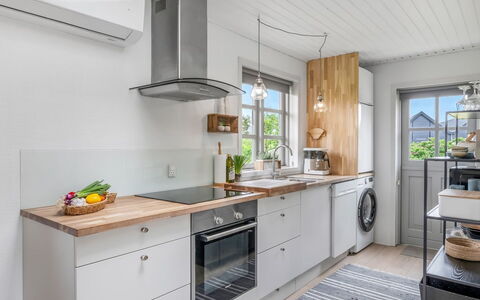 Agni - 800M from the Sea: Küche, Küchengerät, Countertop, Flooring, Cabinetry, Holz, Major Appliance, Möbel, Interior Design, Haushaltsgerät