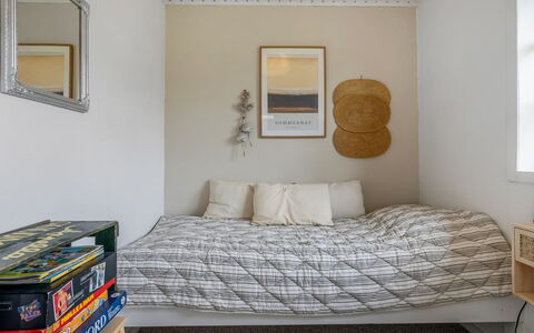 Agni - 800M from the Sea: Bett, Möbel, Schlafzimmer, Interior Design, Bedding, Wand, Bettdecke, Holz, Linens, Fussboden