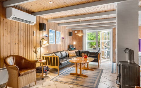Urda - 1Km from the Sea: Möbel, Holz, Interior Design, Flooring, Decke, Fussboden, Couch, Zimmer, Wohnzimmer, Zuhause