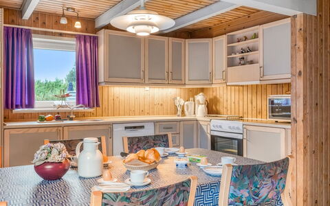 Urda - 1Km from the Sea: Interior Design, Holz, Decke, Möbel, Flooring, Beleuchtung, Küche, Light Fixture, Zuhause, Fussboden