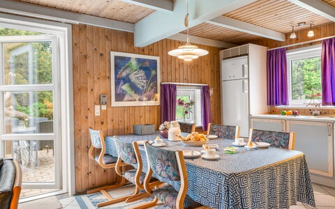 Urda - 1Km from the Sea: Möbel, Interior Design, Holz, Decke, Flooring, Stuhl, Fussboden, Tabelle, Esszimmer, Küche & Esszimmer Tisch