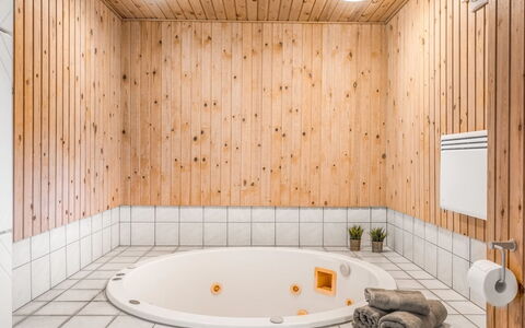 Urda - 1Km from the Sea: Flooring, Interior Design, Armatur, Badezimmer, Badewanne, Fussboden, Installation, Zimmer, Zapfhahn, Decke