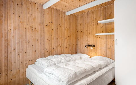 Urda - 1Km from the Sea: Schlafzimmer, Holz, Bett, Interior Design, Decke, Bettdecke, Bedding, Fussboden, Flooring, Beleuchtung