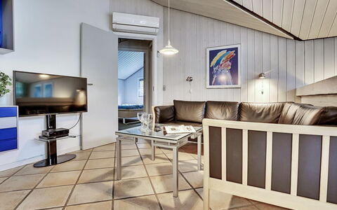 Guththorm - 600M from the Sea: Interior Design, Möbel, Flooring, Decke, Fussboden, Couch, Zimmer, Beleuchtung, Wohnzimmer, Wohnung