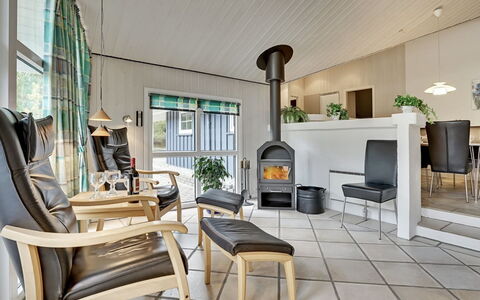 Guththorm - 600M from the Sea: Möbel, Interior Design, Flooring, Holz, Decke, Fussboden, Stuhl, Wohnzimmer, Beleuchtung, Tabelle