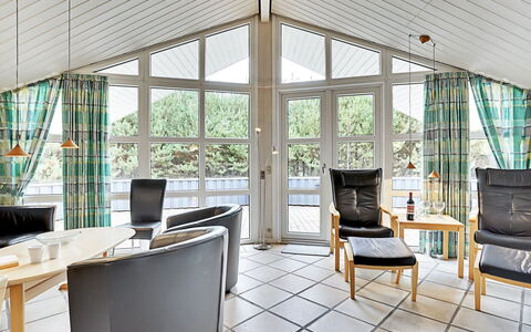 Guththorm - 600M from the Sea: Möbel, Interior Design, Decke, Couch, Fussboden, Flooring, Stuhl, Wohnzimmer, Tür