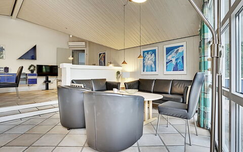 Guththorm - 600M from the Sea: Möbel, Interior Design, Flooring, Couch, Decke, Fussboden, Wohnzimmer, Beleuchtung, Stuhl